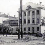 Car, cesarz, król i papież na peronie w Bzinie - Radio Kielce Bombardowania z września 1939 roku, które w wielu miejscach przerwały tory w obrębie stacji i zniszczyły szereg domów w jej sąsiedztwie, szczęśliwie ominęły budynek dworca kolejowego w Skarżysku-Kamiennej. Zdjęcie z okresu okupacji wykonane przez anonimowego fotografa niemieckiego