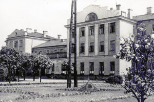 Bombardowania z września 1939 roku, które w wielu miejscach przerwały tory w obrębie stacji i zniszczyły szereg domów w jej sąsiedztwie, szczęśliwie ominęły budynek dworca kolejowego w Skarżysku-Kamiennej. Zdjęcie z okresu okupacji wykonane przez anonimowego fotografa niemieckiego