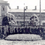 Car, cesarz, król i papież na peronie w Bzinie - Radio Kielce Bombardowania z września 1939 roku, które w wielu miejscach przerwały tory w obrębie stacji i zniszczyły szereg domów w jej sąsiedztwie, szczęśliwie ominęły budynek dworca kolejowego w Skarżysku-Kamiennej. Zdjęcie z okresu okupacji wykonane przez anonimowego fotografa niemieckiego