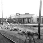 Car, cesarz, król i papież na peronie w Bzinie - Radio Kielce Bombardowania z września 1939 roku, które w wielu miejscach przerwały tory w obrębie stacji i zniszczyły szereg domów w jej sąsiedztwie, szczęśliwie ominęły budynek dworca kolejowego w Skarżysku-Kamiennej. Zdjęcie z okresu okupacji wykonane przez anonimowego fotografa niemieckiego