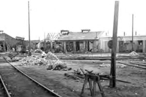 Bombardowania z września 1939 roku, które w wielu miejscach przerwały tory w obrębie stacji i zniszczyły szereg domów w jej sąsiedztwie, szczęśliwie ominęły budynek dworca kolejowego w Skarżysku-Kamiennej. Zdjęcie z okresu okupacji wykonane przez anonimowego fotografa niemieckiego