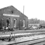 Car, cesarz, król i papież na peronie w Bzinie - Radio Kielce Duża parowozownia wachlarzowa zniszczona wskutek bombardowań we wrześniu 1939 roku