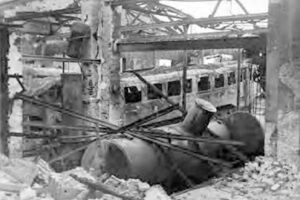 Duża parowozownia wachlarzowa zniszczona wskutek bombardowań we wrześniu 1939 roku