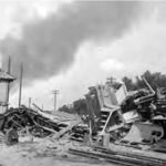 Car, cesarz, król i papież na peronie w Bzinie - Radio Kielce Nastawnia Skarżysko Północne zniszczona wskutek bombardowania we wrześniu 1939 roku