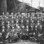 Car, cesarz, król i papież na peronie w Bzinie - Radio Kielce Pracownicy warsztatów na tle dużej parowozowni (towarowej). Zdjęcie z 1899 roku łódzkiego fotografa A. Kuliga