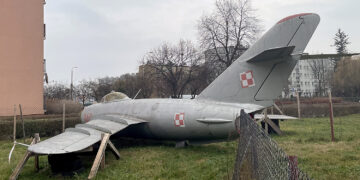 06.12.2022. Ostrowiec Świętokrzyski. Osiedle Pułanki. Samolot myśliwski MiG-17 / Emilia Sitarska – Radio Kielce