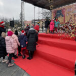 06.12.2022. Ostrowiec Świętokrzyski. Święty Mikołaj na Rynku / Emilia Sitarska – Radio Kielce