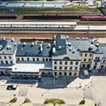 Car, cesarz, król i papież na peronie w Bzinie - Radio Kielce Skarżysko-Kamienna. Dworzec kolejowy / Fot. Jarosław Kubalski – Radio Kielce