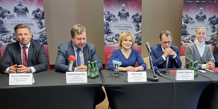 16.12.2022. Kielce. Podpisanie umowy pomiędzy firmą Matchroom Multisport Ltd. i Polskim Związkiem Bilardowym dotyczącej organizacji bilardowych mistrzostw świata, które odbędą się w Targach Kielce. Na zdjęciu (od lewej): Marcin Chłodnicki - zastępca prezydenta Kielc, Marcin Krzemiński – dyrektor, członek zarządu Światowej Konfederacji Sportów Bilardowych, Anna Krupka - wiceminister sportu, Grzegorz Kędzierski - wiceprezes Polskiego Związku Bilardowego, Emily Frazer - dyrektor Matchroom Multisport Ltd / Fot. Rafał Szymczyk – Radio Kielce