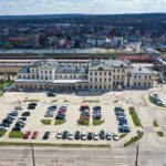 Car, cesarz, król i papież na peronie w Bzinie - Radio Kielce Skarżysko-Kamienna. Dworzec kolejowy / Fot. Jarosław Kubalski – Radio Kielce