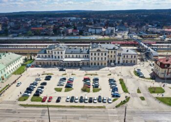 Podróżni przejdą z dworca do tunelu