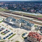 Car, cesarz, król i papież na peronie w Bzinie - Radio Kielce Skarżysko-Kamienna. Dworzec kolejowy / Fot. Jarosław Kubalski – Radio Kielce