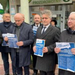 09.12.2022. Kielce. Konferencja prasowa działaczy PiS przed biurem Platformy Obywatelskiej. Na zdjęciu (od lewej): Andrzej Pruś - przewodniczący sejmiku świętokrzyskiego, Mirosław Gębski - starosta kielecki, Rafał Nowak - wicewojewoda świętokrzyski, senator Krzysztof Słoń, poseł Krzysztof Lipiec. / Fot. Daniel Czwartosz - Radio Kielce