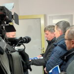 09.12.2022. Kielce. Konferencja prasowa działaczy PiS przed biurem Platformy Obywatelskiej. / Fot. Daniel Czwartosz - Radio Kielce