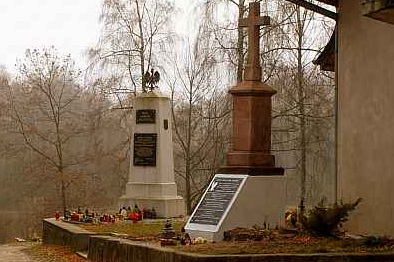 Krzyż z 1861 r. (po prawej) na Cmentarzu Piaski w Kielcach. / Fot. archiwum własne