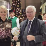 11.12.2022. Starachowice. Akcja charytatywna. Na zdjęciu (od lewej): Agnieszka Kuś - prezes Stowarzyszenia Dolina Kamiennej - poseł Krzysztof Lipiec. / Fot. Krzysztof Lipiec - Facebook