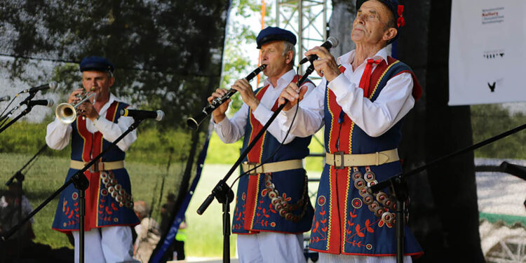 RYM SIĘ NIESIE PO POLU PO LESIE. „Walczyk o babce” [POSŁUCHAJ] - Radio Kielce