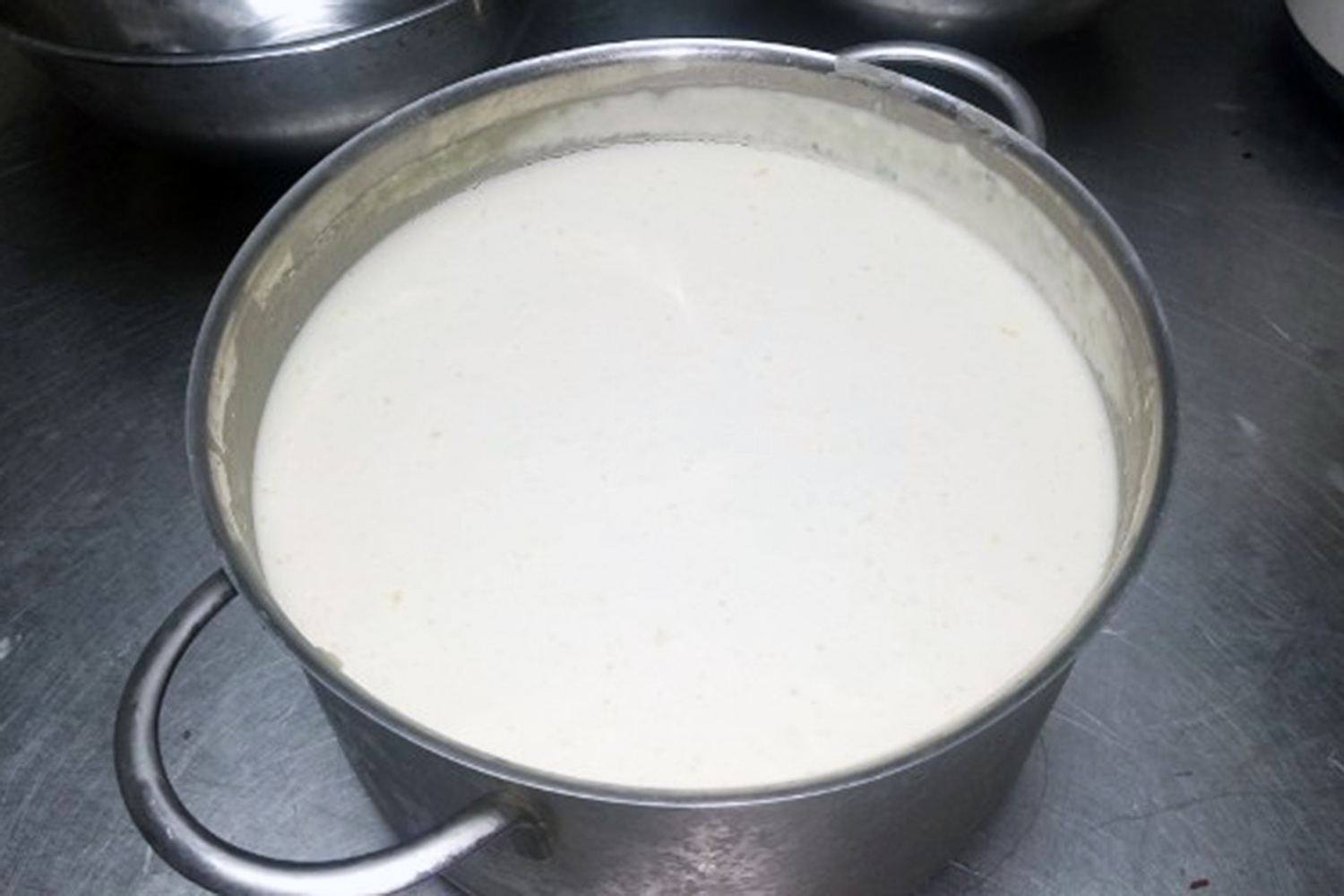 Produkt finalny, czyli osełki własnoręcznie zrobionego masła oraz poszczególne etapy jego wyrabiania, a także odcedzona maślanka / Fot. Marzena Smoręda