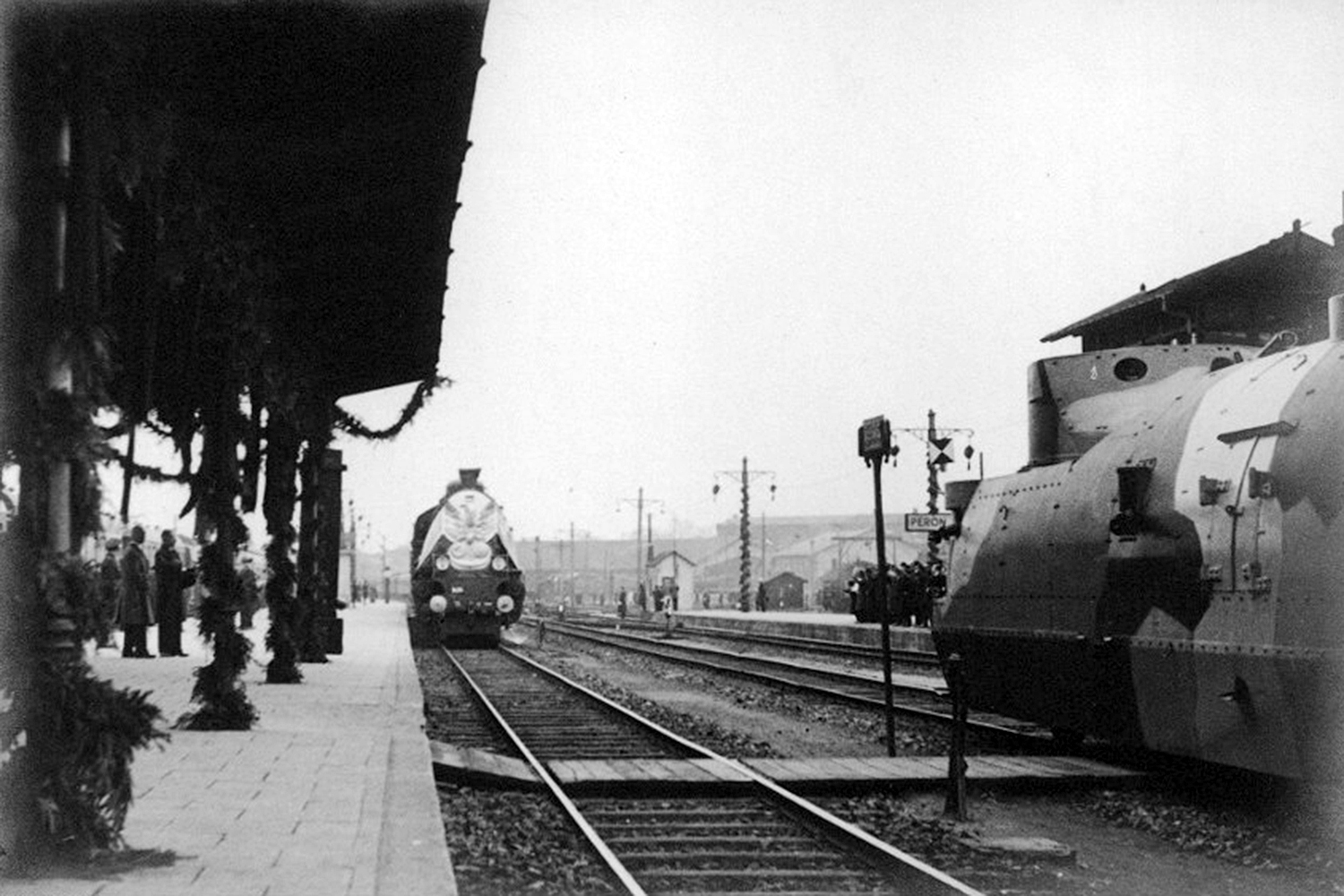 17 maja 1935 roku z Warszawy do Krakowa wyruszył specjalny pociąg przewożący trumnę z Józefem Piłsudskim do Krakowa. Podróż trwała całą noc. Parowóz, który ciągnął skład pochodził ze skarżyskiej lokomotywowni i był prowadzony przez maszynistów ze Skarżyska / źródło: Narodowe Archiwum Cyfrowe