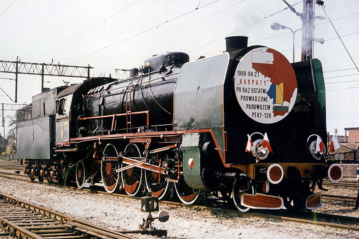 27 kwietnia 1988 r. - międzynarodowy pociąg pośpieszny „Karpaty” po raz ostatni obsługiwany był parowozem Pt47, którego załogę stanowili pracownicy skarżyskiej lokomotywowni / źródło: Muzeum im. Orła Białego w Skarżysku-Kamiennej