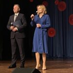 30.01.2023. Połaniec. I Gala Wolontariatu w Połańcu. Na zdjęciu (od lewej): Jacek Nowak burmistrz Połańca i Anna Krupka - wiceminister sportu i turystyki / Fot. Paulina Michta - Radio Kielce