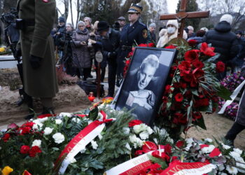 04.01.2023. Warszawa. Uroczystości pogrzebowe Emiliana Kamińskiego na Cmentarzu Powązkowskim. Aktor i reżyser, założyciel Fundacji Atut i Teatru Kamienica zmarł 26 grudnia 2022 r. w wieku 70 lat / Fot. Albert Zawada - PAP
