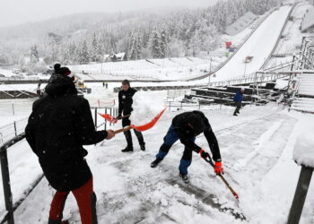 10.01.2023. Zakopane. Trwają przygotowania na Wielkiej Krokwi do zawodów Pucharu Świata w skokach narciarskich, które odbędą się w najbliższy weekend w Zakopanem. Na Podhalu spadł śnieg, co znacznie ułatwia przygotowanie obiektu do nadchodzących zawodów / Fot. Grzegorz Momot - PAP