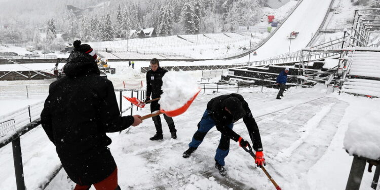 10.01.2023. Zakopane. Trwają przygotowania na Wielkiej Krokwi do zawodów Pucharu Świata w skokach narciarskich, które odbędą się w najbliższy weekend w Zakopanem. Na Podhalu spadł śnieg, co znacznie ułatwia przygotowanie obiektu do nadchodzących zawodów / Fot. Grzegorz Momot - PAP