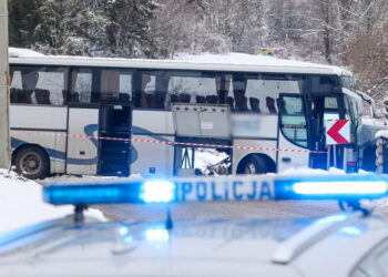 18.01.2023. Czarna Góra (gm. Bukowina Tatrzańska), 18.01.2023. Miejsce zdarzenia drogowego w miejscowości Czarna Góra na Spiszu. Autokar przewożący 42 dzieci i siedem osób dorosłych wpadł w poślizg na zakręcie i zderzył się z zaparkowanym busem, taranując ogrodzenie posesji. W wyniku zderzenia nikt nie ucierpiał / Fot. Grzegorz Momot - PAP