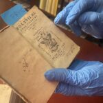 25.01.2023. Sandomierz. Biblioteka Diecezjalna. Rękopis i inne odnowione stare druki / Fot. Grażyna Szlęzak - Radio Kielce