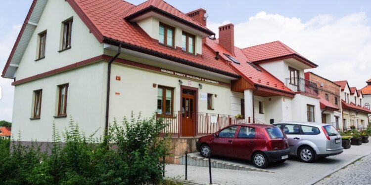 Sandomierz. Budynek dawnej siedziby Ośrodka Pomocy Społecznej / źródło: Google Maps