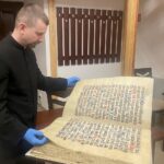 25.01.2023. Sandomierz. Biblioteka Diecezjalna. Rękopis i inne odnowione stare druki. Na zdjęciu: ks. Piotr Tylec - dyrektor Biblioteki Diecezjalnej / Fot. Grażyna Szlęzak - Radio Kielce