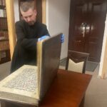 25.01.2023. Sandomierz. Biblioteka Diecezjalna. Rękopis i inne odnowione stare druki. Na zdjęciu: ks. Piotr Tylec - dyrektor Biblioteki Diecezjalnej / Fot. Grażyna Szlęzak - Radio Kielce