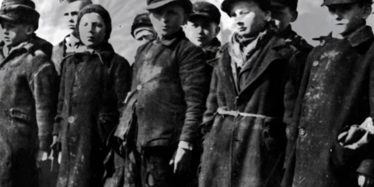 Screen z filmu dokumentalnego "To się nie kończy… Historia dzieci z obozu na Przemysłowej"