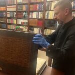 25.01.2023. Sandomierz. Biblioteka Diecezjalna. Rękopis i inne odnowione stare druki. Na zdjęciu: ks. Piotr Tylec - dyrektor Biblioteki Diecezjalnej / Fot. Grażyna Szlęzak - Radio Kielce