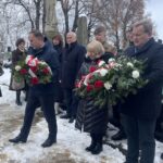 21.01.2023. Czyżów Plebański. Obchody 160. rocznicy Powstania Styczniowego. Na zdjęciu: wieniec składa poseł Marek Kwitek w towarzystwie Katarzyna Kondziołki - burmistrz Zawichostu i Marka Grzyba - wiceprzewodniczącego Rady Miasta Zawichostu / Fot. Grażyna Szlęzak - Radio Kielce