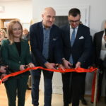 20.01.2023. Sandomierz. Otwarcie domu dziennego pobytu dla seniorów. Na zdjęciu (od lewej): radna Agnieszka Frańczak-Szczepanek, Ewa Dziurzyńska - kierownik domu dziennego pobytu, Grzegorz Socha - wiceprezes Wojewódzkiego Funduszu Ochrony Środowiska, Marcin Marzec - burmistrz Sandomierza / Fot. Grażyna Szlęzak - Radio Kielce