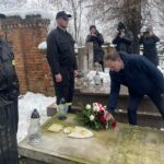 21.01.2023. Czyżów Plebański. Obchody 160. rocznicy Powstania Styczniowego. Na zdjęciu: wieniec składa poseł Marek Kwitek / Fot. Grażyna Szlęzak - Radio Kielce