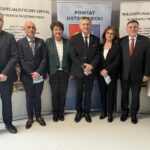 23.01.2023. Ostrowiec Św. Szpital. Oddanie do użytku nowego tomografu oraz wyremontowanej pracowni fizjoterapii covidowej. Na zdjęciu (od lewej): Artur Łukomiec - wiceprezydent Ostrowca, Dariusz Tumulec - p.o. dyrektora szpitala, Marzena Dębniak - starosta ostrowiecki, Zbigniew Koniusz - wojewoda świętokrzyski, Małgorzata Kiebzak - dyrektor świętokrzyskiego oddziału NFZ, poseł Andrzej Kryj, Stanisława Barańska - przewodnicząca rady społecznej szpitala / Fot. Anna Głąb - Radio Kielce