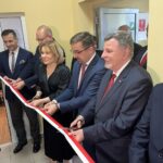 W Okole otwarto klub Senior Plus - Radio Kielce 23.01.2023. Okół. Otwarcie klubu Senior Plus. Na zdjęciu (od lewej): Artur Głąb - dyrektor biura senatora Jarosława Rusieckiego, Anna Krupka - wiceminister sportu i turystyki, Hubert Żądło - wójt Bałtowa, poseł Andrzej Kryj, Henryk Cichocki - przewodniczący rady gminy w Bałtowie / Fot. Anna Głąb - Radio Kielce