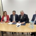 05.01.2023. Starachowice, Podpisanie umowy na termomodernizację. Na zdjęciu (od lewej): Andrzej Pruś - przewodniczący sejmiku województwa świętokrzyskiego, poseł Agata Wojtyszek, Jacek Walkowski - zastępca dyrektora szpitala, Andrzej Bętkowski - marszałek województwa, Dariusz Dąbrowski - wicestarosta starachowicki / Fot. Anna Głąb - Radio Kielce