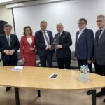 05.01.2023. Starachowice, Podpisanie umowy na termomodernizację. Na zdjęciu (od lewej): Jacek Sułek - urzędu marszałkowski, Andrzej Pruś - przewodniczący sejmiku województwa świętokrzyskiego, poseł Agata Wojtyszek, Jacek Walkowski - zastępca dyrektora szpitala, Andrzej Bętkowski - marszałek województwa, Dariusz Dąbrowski - wicestarosta starachowicki, Stanisław Wojtas - członek zarządu powiatu starachowickiego, Danuta Krępa - radna powiatu starachowickiego / Fot. Anna Głąb - Radio Kielce