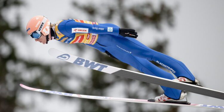 Na zdjęciu: Dawid Kubacki podczas serii kwalifikacyjnej przed konkursem Turnieju Czterech Skoczni na obiekcie "Bergisel" w Innsbrucku / Fot. EPA/CHRISTIAN BRUNA. Dostawca: PAP/EPA