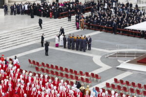 05.01.2023. Watykan. Pogrzeb Benedykta XVI / Fot. PAP/EPA/FABIO FRUSTACI. Dostawca: PAP/EPA