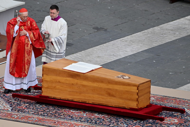 05.01.2023. Watykan. Pogrzeb Benedykta XVI / Fot. PAP/EPA/ETTORE FERRARI. Dostawca: PAP/EPA