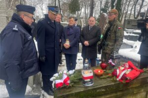 22.01.2023. Sandomierz. Obchody 160. rocznicy wybuchu powstania styczniowego. Złożenie kwiatów na grobach powstańców: Ignacego Marynowskiego, Lamberta Najmarka i ks. Tomasza Sokalskiego / Fot. Grażyna Szlęzak - Radio Kielce