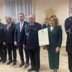 28.01.2023. Kłoda. Przyjęcie OSP do KSRG. Na zdjęciu wiceminister Anna Krupka trzyma nominację. Pozostali (od lewej): Wiesław Woszczyna - wiceprezes zarządu wojewódzkiego OSP, st. brygadier Grzegorz Rajca - zastępca świętokrzyskiego komendanta wojewódzkiego PSP, Józef Żółciak - starosta staszowski, poseł Michał Cieślak, Ryszard Noga - prezes OSP w Kłodzie, wiceminister sportu i turystyki Anna Krupka, Grzegorz Forkasiewicz - wójt gminy Rytwiany, prezes zarządu gminnego OSP./ Fot. Grażyna Szlęzak - Radio Kielce