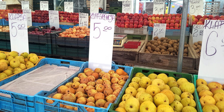 Ceny warzyw i owoców na Miejskim Placu Targowym w Kielcach (9.01.2023) - Radio Kielce