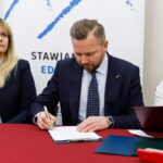 23.01.2023. Skarżysko-Kamienna. Podpisanie umowy. Na zdjęciu (od lewej): Katarzyna Bilska - członek zarządu powiatu skarżyskiego, Marcin Ożóg - członek zarządu w MESKO S.A, Joanna Żurawka - dyrektor Zespołu Szkół Transportowo-Mechatronicznej. / Fot. Mariusz Busiek