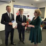 21.01.2023. Piekoszów. Sesja rady miasta. Na zdjęicu (od lewej) burmistrz Piekoszowa Zbigniew Piątek, senator Krzysztof Słoń, przewodnicząca rady miejskiej Barbara Drogosz / Fot. Paulina Michta - Radio Kielce